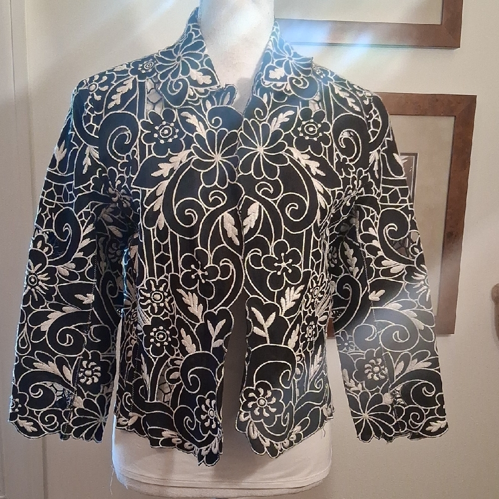 Chico's Black and White Cut Out Embroidered Floral Blazer Size 0